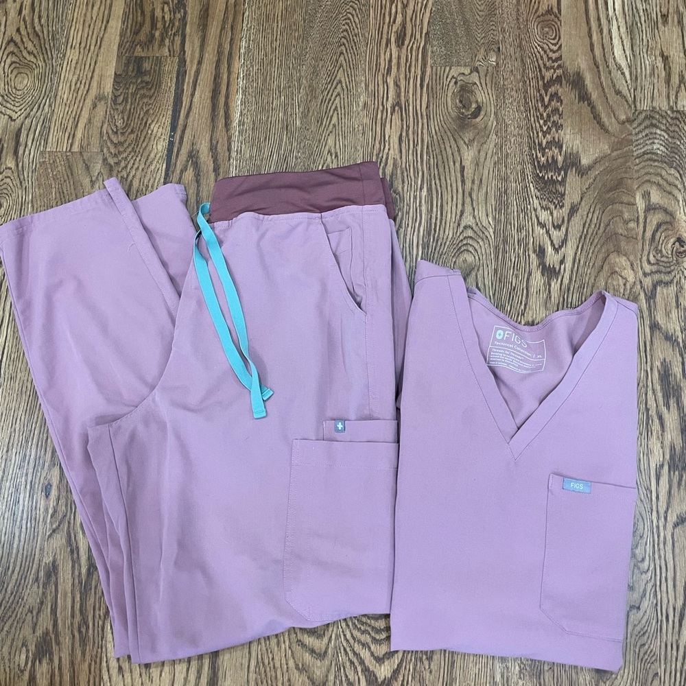 Scrub set